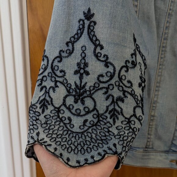 Tommy Hilfiger's Embroidered Jeans Jacket (XL) - Picture 4 of 11